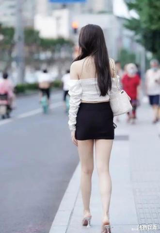  短裤|风靡一时的“短裤T恤”，也该让位了，见过世面的女人都这么穿