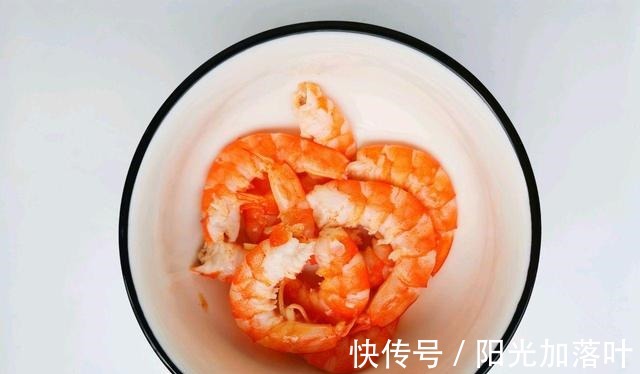 老少皆宜|西蓝花和虾仁搭配,随手一炒就是一盘下饭菜,家人都爱吃!