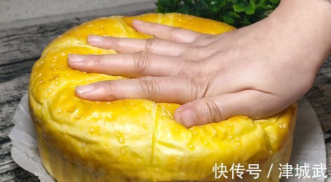 想吃面包不用买,方法简单不用烤箱,在家就能做,出锅暄软又拉丝