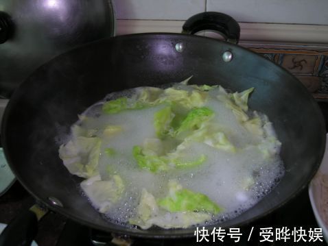 炒包菜时,包菜直接下锅炒就错了!很多人不懂,难怪不好吃