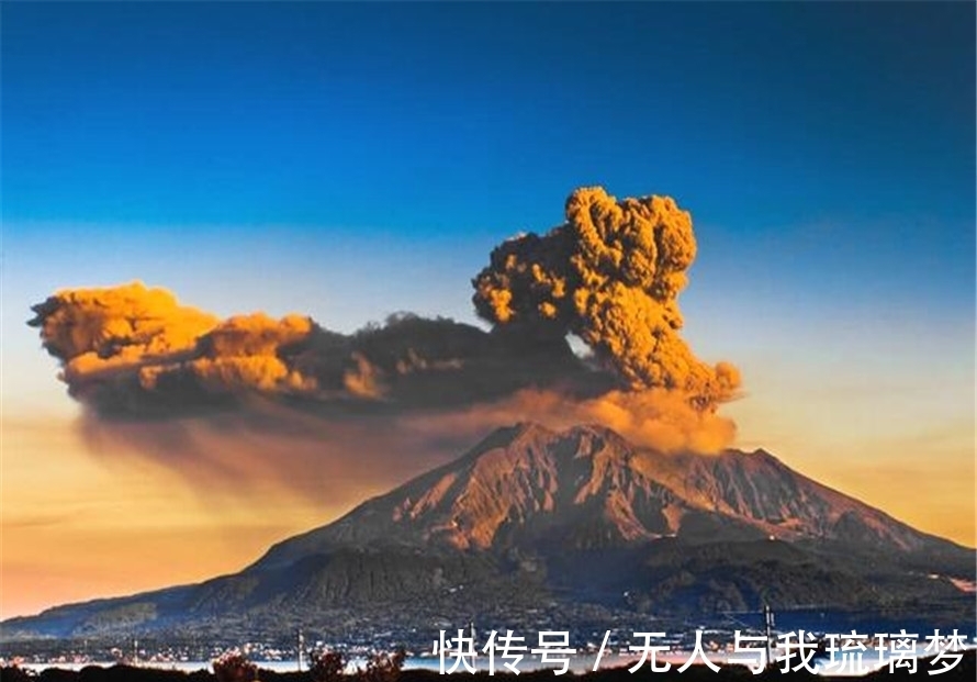意大利埃特纳火山突然喷发游客紧急撤离