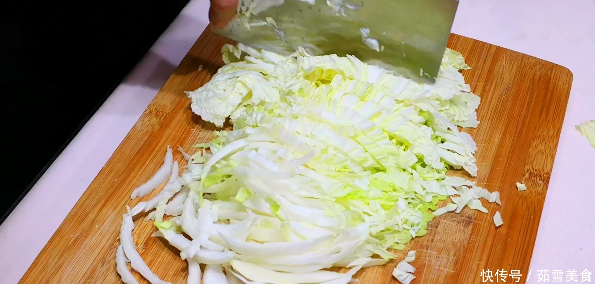 白菜饺子怎样做好吃?调馅原来有秘诀,吃起来比肉馅还香,真解馋