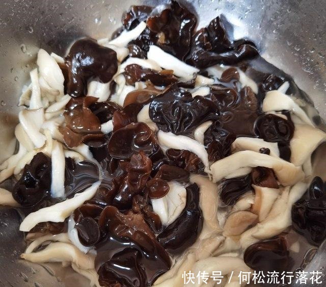 素炒木耳秀珍菇,青爽可口,老少皆宜