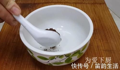 在家面粉别炸油条了，开水一烫，比蛋糕烧饼还香，真的非常美味