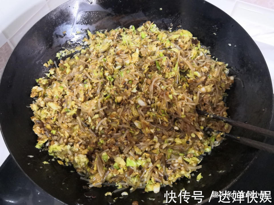 蒸包子,此调馅法30年我都没换过,老好吃了,比肉包子还抢手