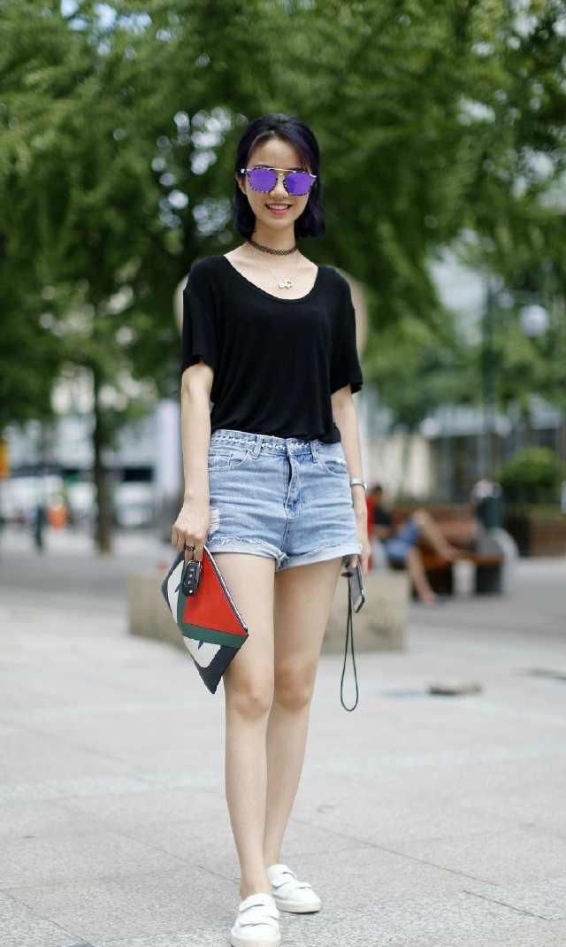  牛仔外套|街拍：吊带衣裙，彰显出女人独特的娇艳美