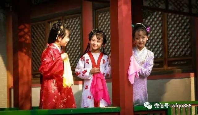 红楼梦！她相貌平平，地位不如袭人晴雯，陪贾宝玉到最后，书中着墨却不多