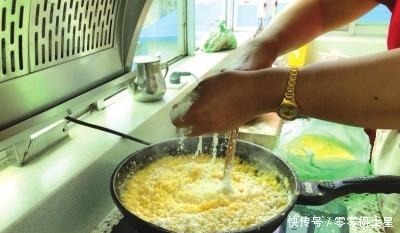 在甘肃天水,一到冬天,馓饭就成了人们饭桌上每天雷打不动的主食