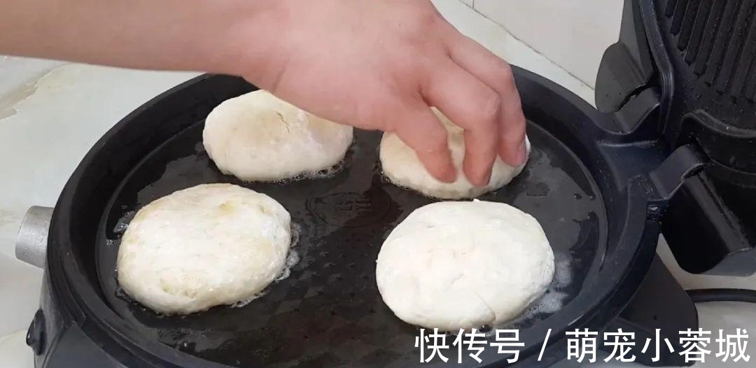 面粉这样做才好吃,加几勺白糖,外皮焦脆又营养,出锅孩子抢着吃