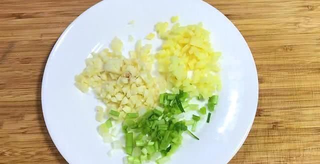 孜然|孜然排骨怎么做教你一种家常做法,嚼起來帶勁,吃着停不下来