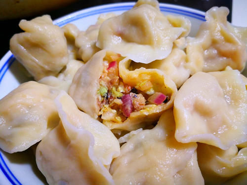 白菜饺子好吃有秘诀，教你独特调馅方法，鲜美多汁不油腻，太香了