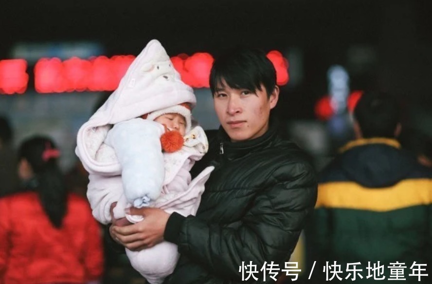 邻座|宝宝火车上睡意沉沉，妈妈去冲奶粉，邻座乘客果断报警救了孩子