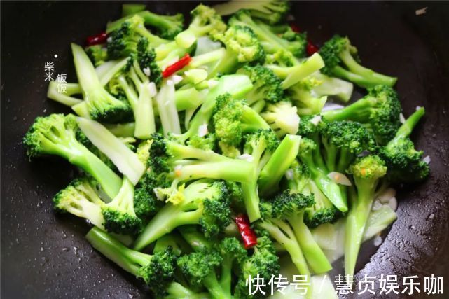 脆嫩|西蓝花炒不好吃？试试这做法，只用4种调味料，脆嫩爽口吃不够