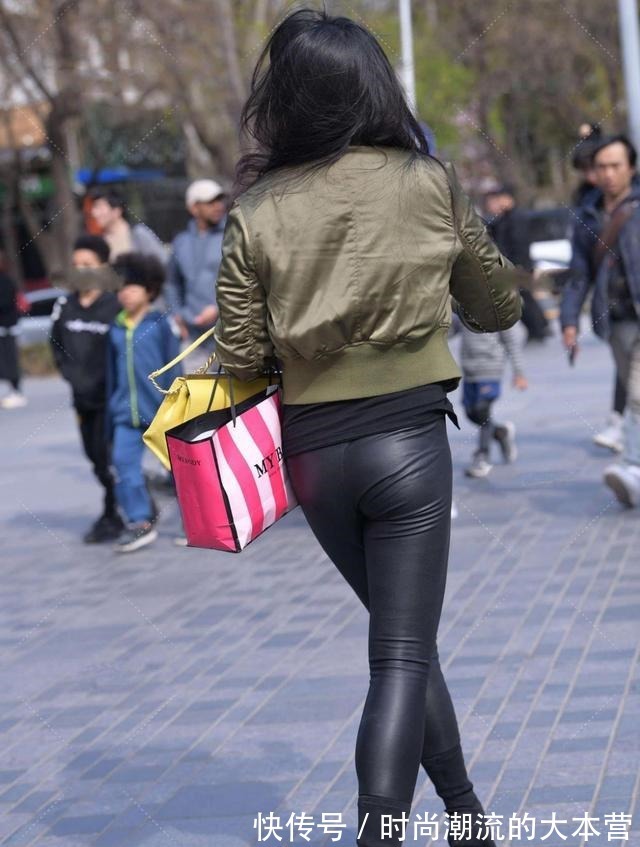 衣服 深绿色棒球服,凸显年轻时尚,搭配黑色皮裤,炫酷十足!