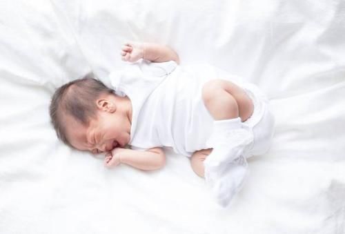 宝宝|刚出生的宝宝，第一口喝母乳还是喝“水”，对孩子健康影响大