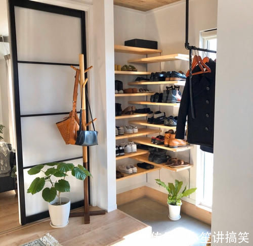 玄关|日本四口之家入住62㎡小家，鞋柜设计像千层塔，把空间运用得极致