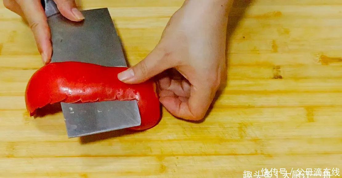 炒丝瓜时，最忌直接放油，教你饭店做法，丝瓜翠绿不出水不发黑