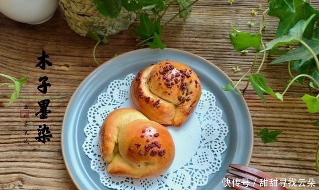 用橙汁做面包,颜色金黄,酸甜口味,更适合夏天