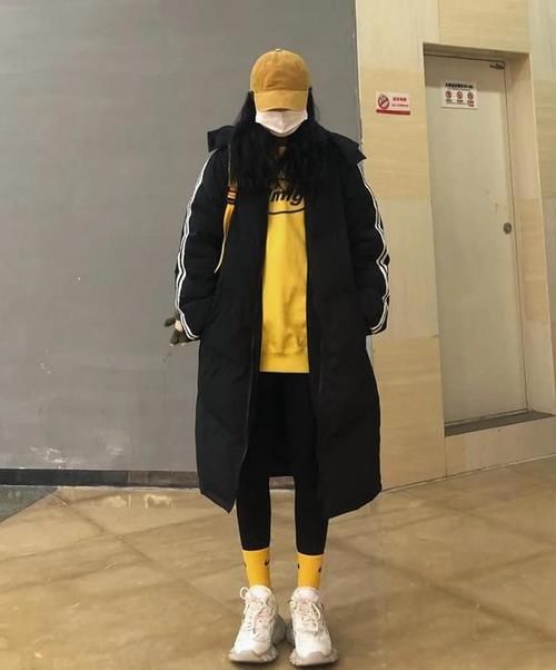 最近流行起一种新穿搭，叫“长款羽绒服＋鲨鱼裤”，保暖又显瘦