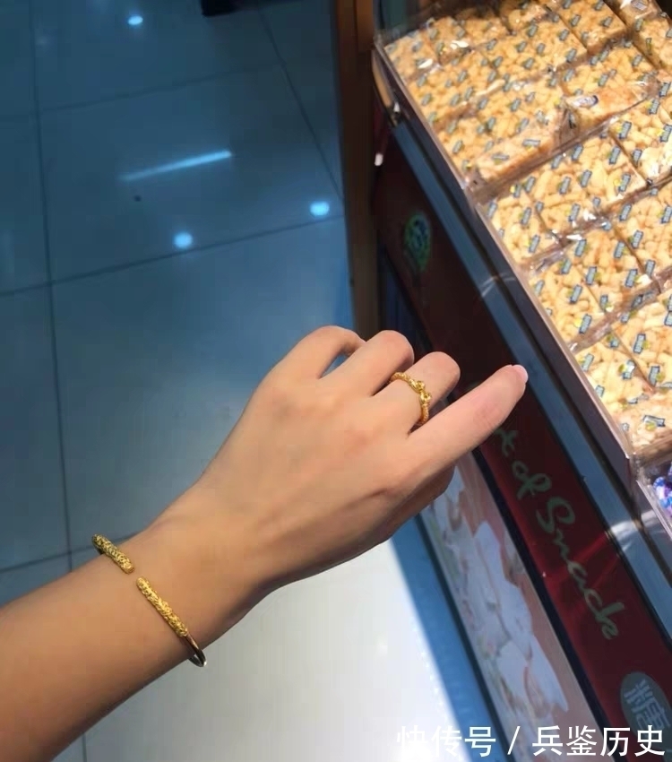 黄金手镯 中年女人大多适合佩戴四款手镯,时尚显气质,看着有品位