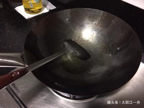 家里炒锅用久了,锅底油污洗不掉,大厨教你这样做,立马光亮如新