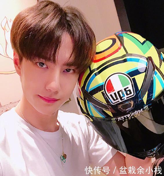 王一博|晒晒王一博自己住的家,内部布置像个出租房,平时在客厅做饭