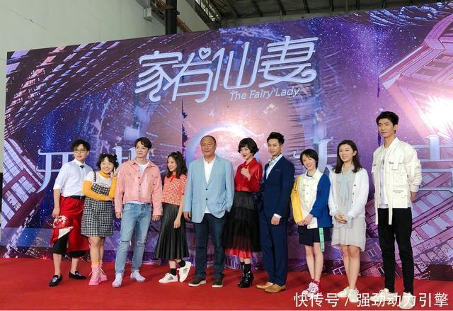 气质|鬼鬼也太可爱了,红色复古小衫配“樱桃辫”,气质不像30多的人