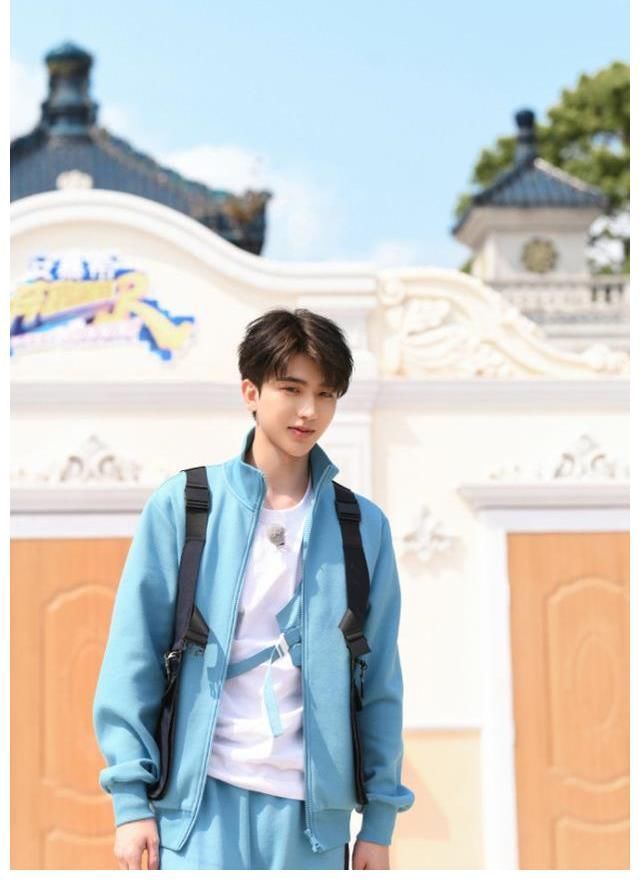 姚译添|蔡徐坤吸管上沾口红被嘲妆浓，镜头放大20倍，全网都欠他一个道歉