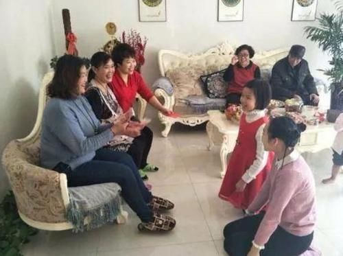 红纸|过年给孩子压岁钱,该年三十晚上给还是等到大年初一,是有讲究的