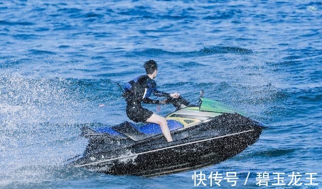 王一博|王一博《夏日沖浪店》即將熱播,沖浪小王子的身姿,真是令人期待