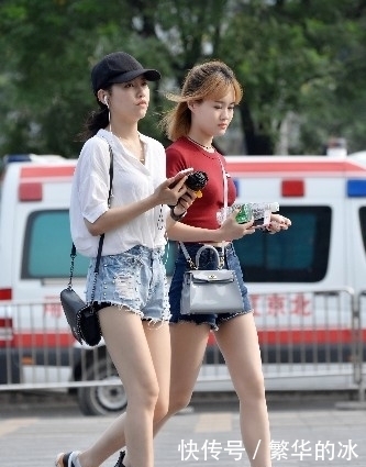 穿着|闺蜜逛街,都穿着短裤,是在比水腿长么?