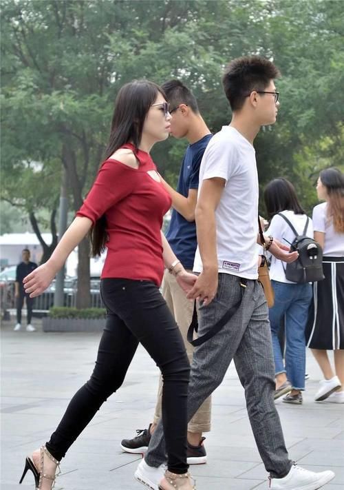 明艳动人|V领无袖针织衫搭配蓝色紧身牛仔裤，青春靓丽，明艳动人！