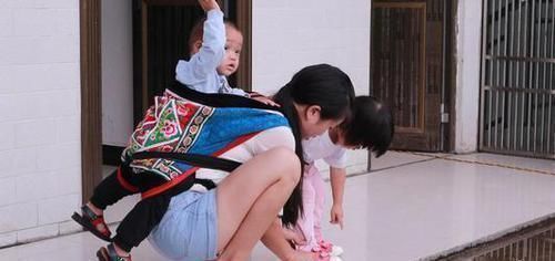 顾娃|“最懂事宝宝”走红,安静坐在桌子底下陪妈妈工作,画面让人心疼