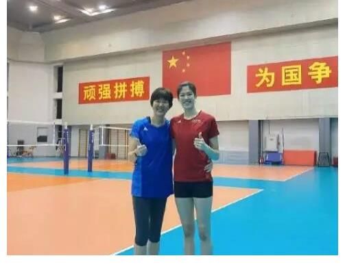 中国女排国家队|出席华人春晚、吃螃蟹、做西餐！郎平在美国的日子多姿多彩啊！