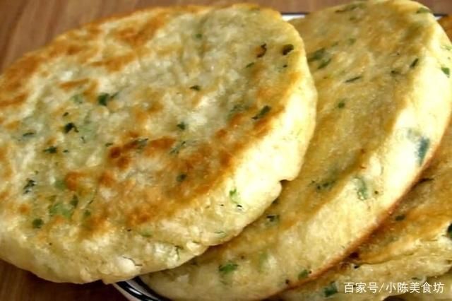 烙葱花饼时,不要只加葱花,多加一种食材,饼香软好吃有嚼劲