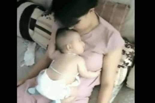 妈妈|实拍宝宝每次都要这样睡觉,妈妈一动也不敢动,母爱真是伟大