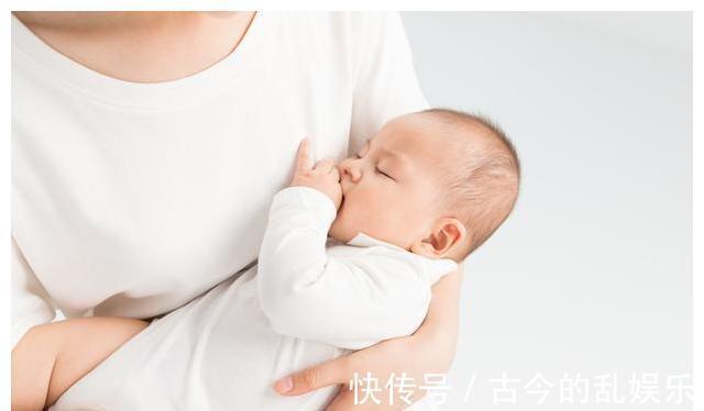 宝妈|宝宝吃奶时总喜欢“扭来扭去”,并不是因为太开心,别误读了
