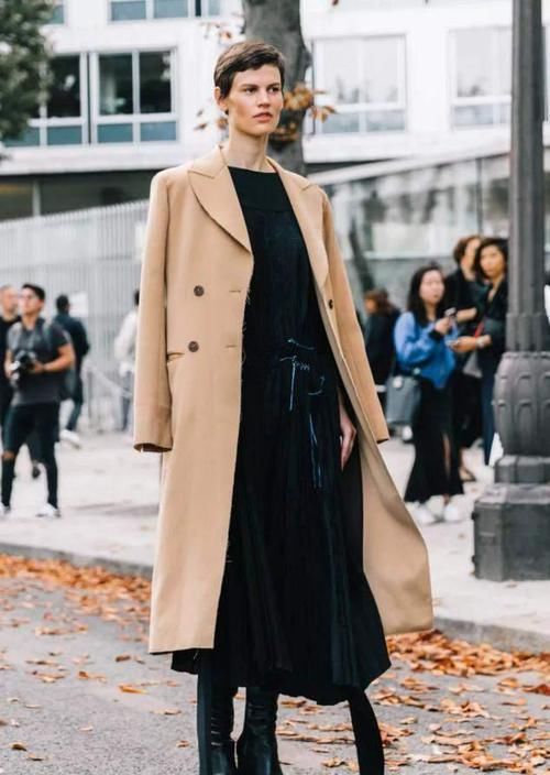 听起来不靠谱的组合：大衣+半身裙，时髦又保暖，美到骨子里！