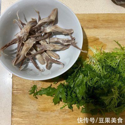 鸭舌|寒冷与温暖之间只差一碗凉拌苦菊鸭舌