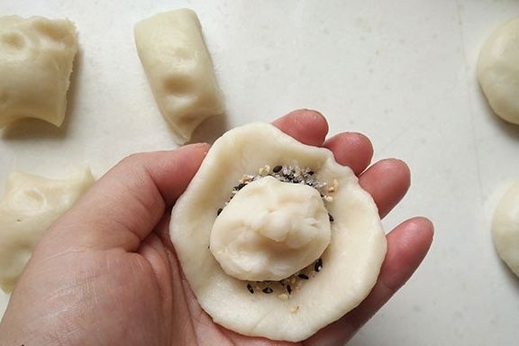白糖|入秋后，儿子总喊我做它，烫点面粉就能做，外脆内甜，个个鼓大泡