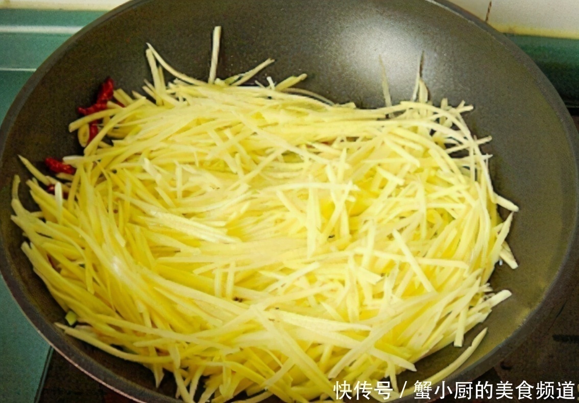 酸辣土豆丝|炒土豆丝时,醋什么时候放很重要,好多人弄错了,难怪土豆丝不脆