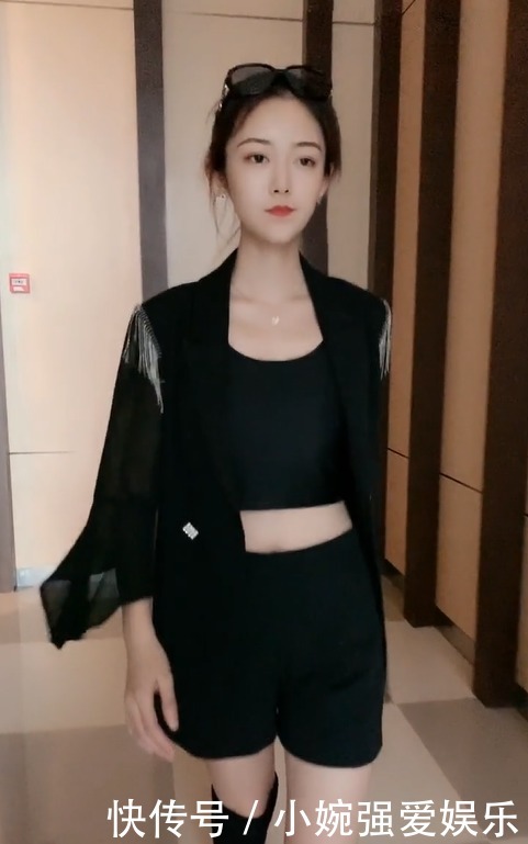 件黑色的连|美女穿成这样出街,一定是最靓的仔