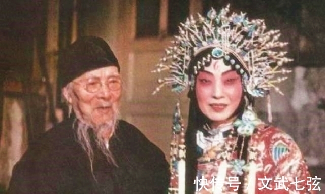 秋蝉@齐白石88岁时初识新凤霞,随即认作义女,两人是否存在真情?