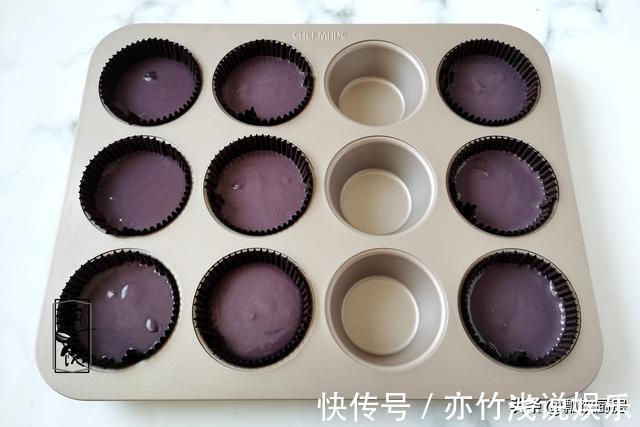 黑米糕|老人想吃米糕,黑米粉加酵母做出来,没有泡打粉的蓬松,但很好吃