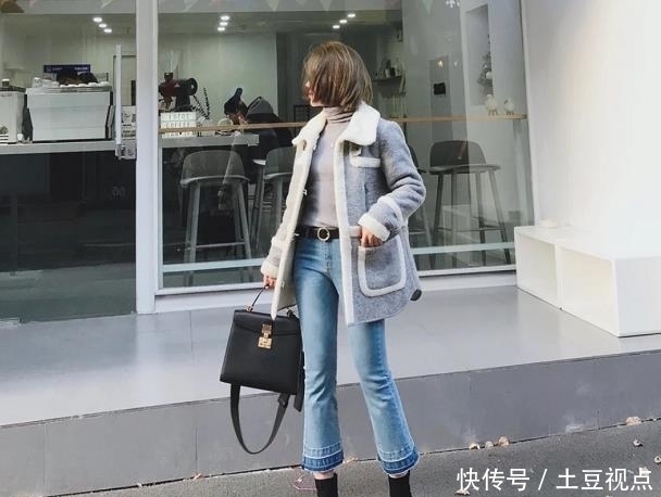 小脚裤配短靴不流行了,2020年流行这条“裤子”配短靴,保暖时髦