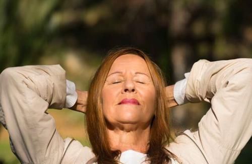  原因|经常手脚冰凉，或是两个原因导致的，教你3个调理方法，不妨试试