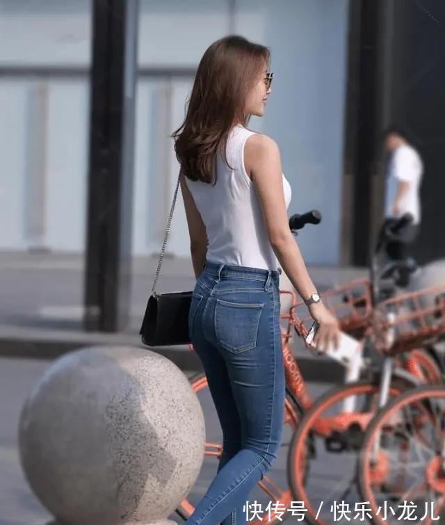 小腿|白色无袖背心搭配蓝色打底裤,宽松的版型,正好遮住小腿胖的缺点