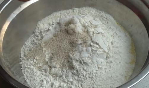 玉米面里加1袋牛奶，手不粘面，简单一做，比蛋糕面包还好吃