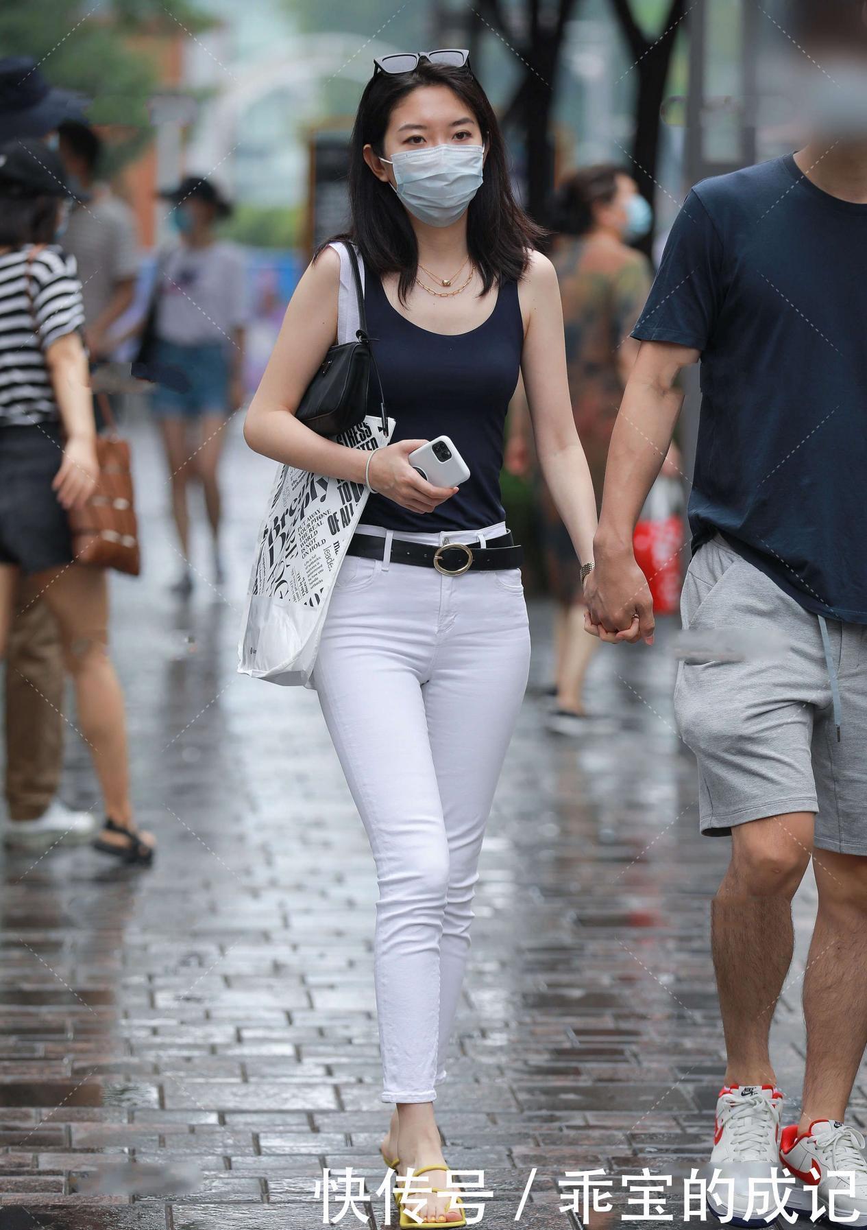 气质出众|黑色背心搭配白色修身裤,干练优雅,气质出众