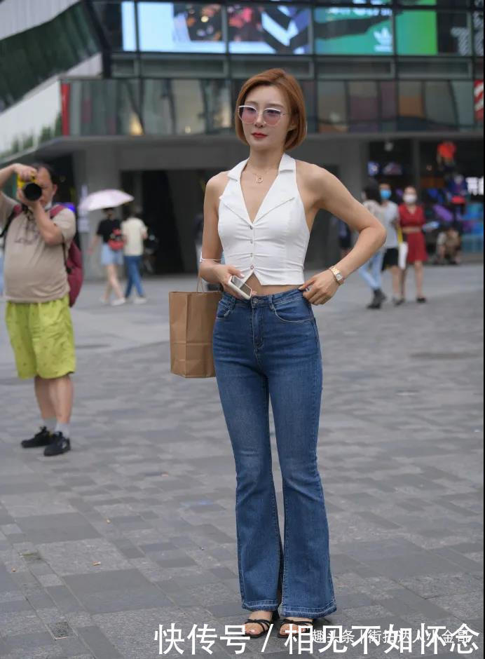 街拍穿喇叭牛仔裤的漂亮女生